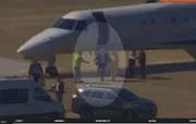 Imagem mostra Moraes e esposa saindo de jatinho que pertencia a Daniel Vorcaro