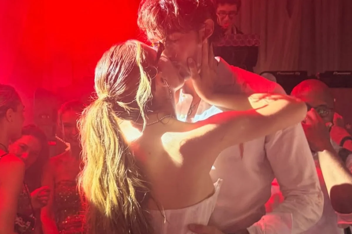 Giulia Be e Conor Kennedy trocam beijos durante a festa Giulia Be e Conor Kennedy trocam beijos durante a festa