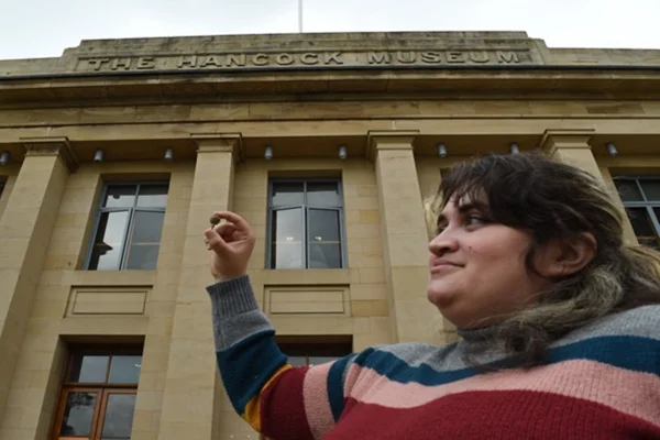 Imagem colorida de estudante que achou item de ouro em sua primeira escavação na Inglaterra - Metrópoles