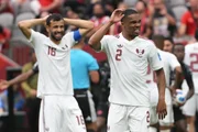 Jogadores se desesperaram após Koné, do Canadá, quebrar a perna; fotos - imagem 6 Jogadores se desesperaram após Koné, do Canadá, quebrar a perna; fotos - imagem 6