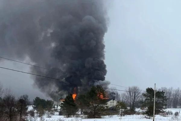 Imagem colorida de igreja que explodiu em Boonville, New York, nos Estados Unidos