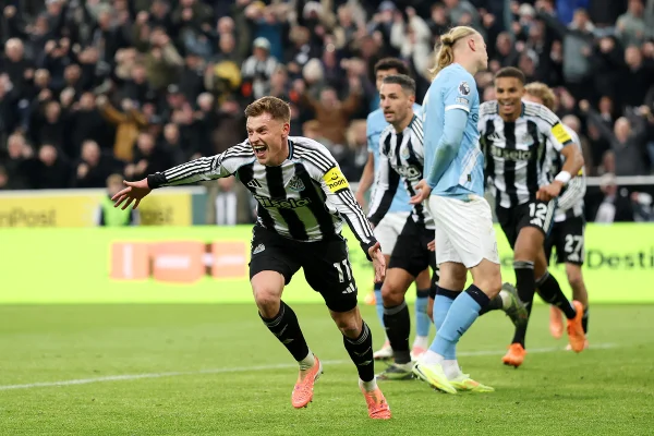 Barnes comemorando gol pelo Newcastle diante do Manchester CIty