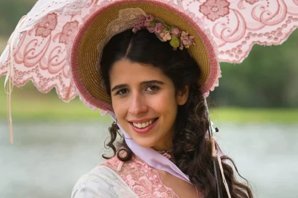 Foto da atriz Flora Diegues caracterizada como Bianca