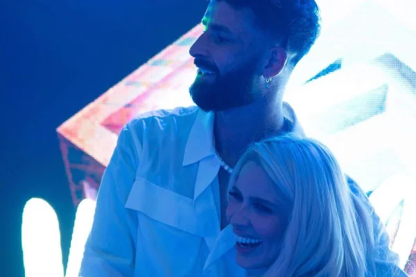 Vídeo: Karol Lima e Léo Pereira dão show de simpatia na Sapucaí