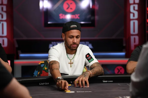Foto colorida de Neymar, durante jogo de pôquer - Metrópoles