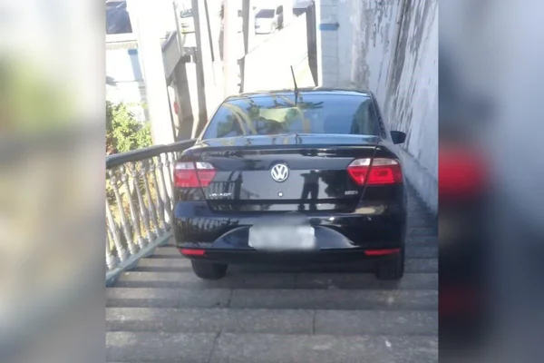 Motorista de aplicativo segue GPS e desce escadaria de hospital no RJ