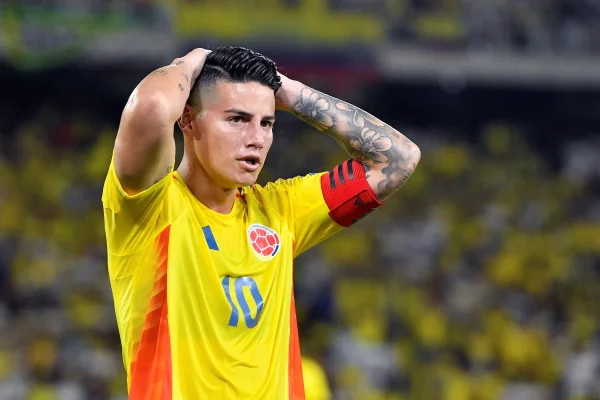 Foto colorida de James Rodríguez em jogo da seleção da Colômbia - Metrópoles