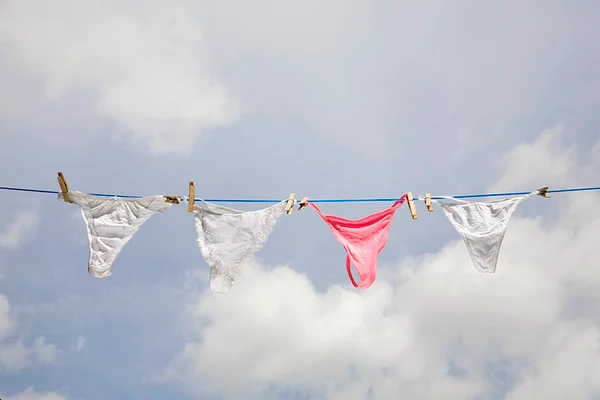 Eca! Quase metade das pessoas não troca roupa íntima todo dia