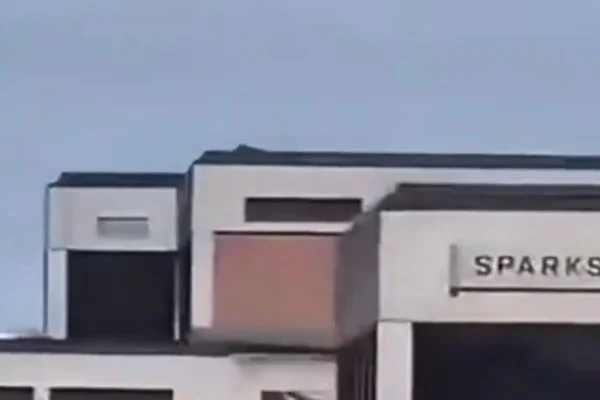 Imagem coloridas de homem em cima de um telhado