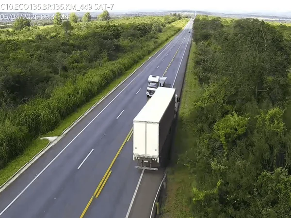 Caminhão desgovernado pela rodovia