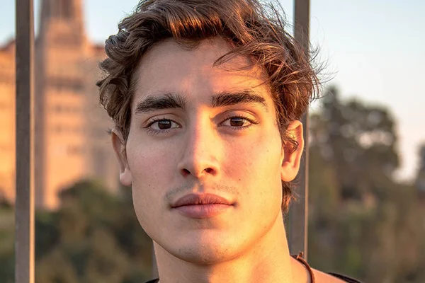 Ator brasiliense é uma das estrelas de “13 Reasons Why”, da Netflix
