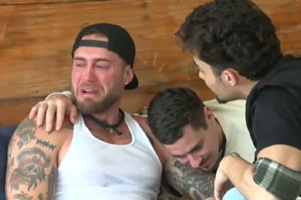 Imagem de um homem chorando no A Fazenda