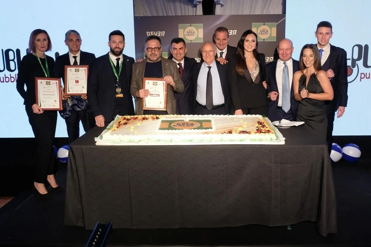 Jornalista esportivo Luigi Esposito foi premiado pela Associação Italiana de Futebolistas (AIC) antes de ser morto e carbonizado Jornalista esportivo Luigi Esposito foi premiado pela Associação Italiana de Futebolistas (AIC) antes de ser morto e carbonizado