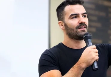 Arthur do Val, o Mamãe Falei, está voltando da Ucrânia para o Brasil