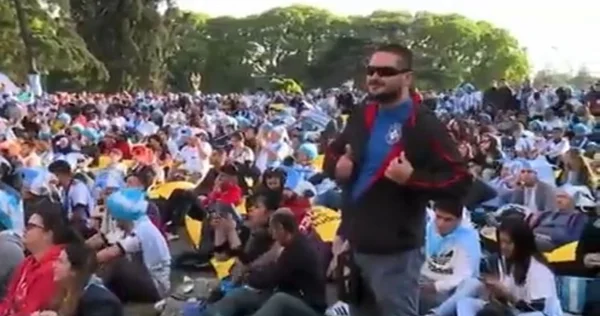 Pé frio: torcedor brasileiro viraliza em fan fest na Argentina