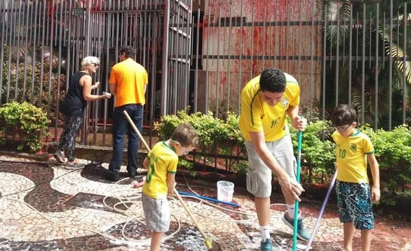 Manifestantes promovem “limpeza” em prédio onde mora Cármen Lúcia