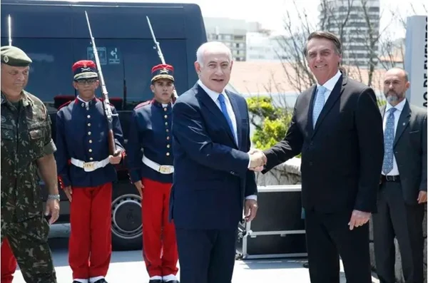 Bolsonaro condecora Benjamin Netanyahu com ordem do Cruzeiro do Sul