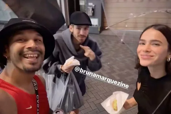 Foto colorida de Bruna Marquezine e João Guilherme - Metrópoles