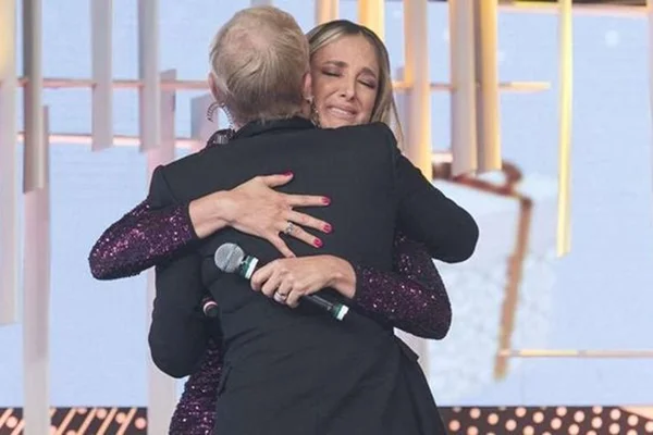 Xuxa abraça Ticiane Pinheiro após ela falar sobre Gugu
