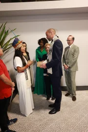 O herdeiro do trono foi recebido por lideranças indígenas 