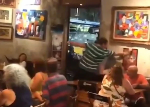 Imagem colorida de cliente destruindo placa marielle e quadro lula no rio - Metrópoles