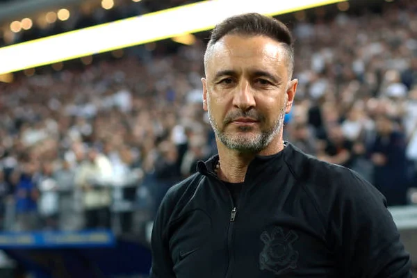 Na margem de erro, Vitor Pereira teve desempenho empatado com Sylvinho