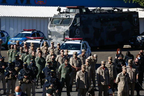 Ronaldo Caiado (DEM), governador de Goiás, homenageia forças policiais que participaram das buscas ao criminoso Lázaro Barbosa