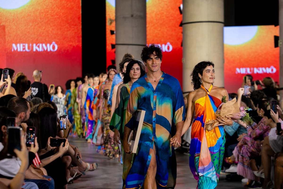 Jhona Burjack e Isadora Maia no final do desfile da marca Meu Kimô no Metrópoles Catwalk Jhona Burjack e Isadora Maia no final do desfile da marca Meu Kimô no Metrópoles Catwalk