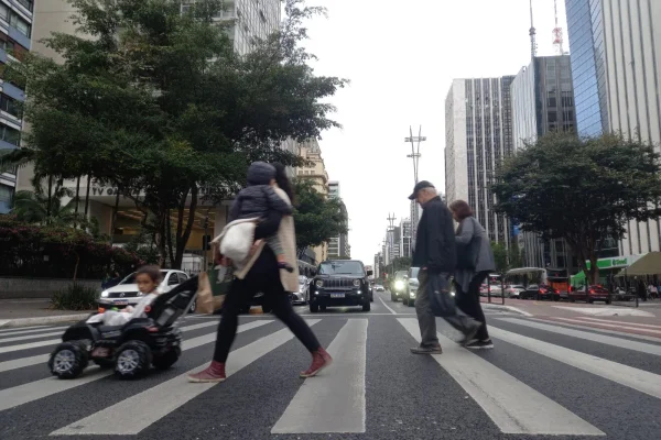 Imagem mostra pessoas em dia frio em São Paulo - Metrópoles