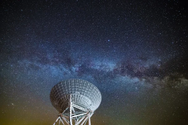 Foto colorida de satélite virado para céu estrelado - Metrópoles