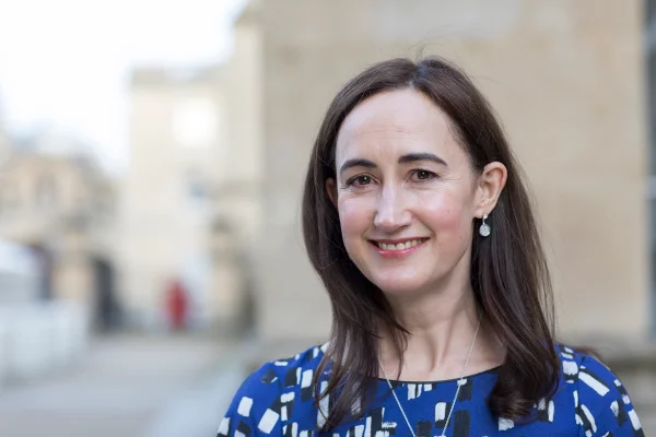 Morre Sophie Kinsella, autora de Becky Bloom, aos 55 anos