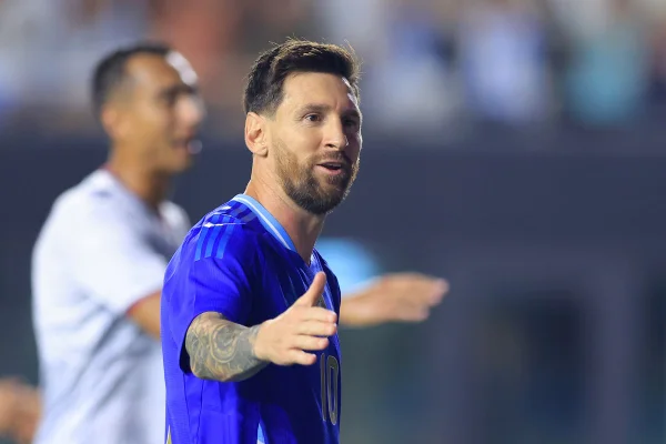Foto colorida de Lionel Messi - Metrópoles