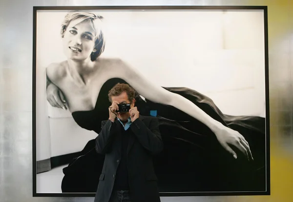 O fotógrafo Mario Testino assiste à coletiva de imprensa para "Diana, Princess Of Wales By Mario Testino" no Palácio de Kensington em 22 de novembro de 2005 em Londres, Inglaterra. A exposição apresenta imagens fotográficas de Testino da última sessão de retratos de Diana, cinco meses antes de sua morte em Paris em 1997. O evento abre esta noite com uma recepção com champanhe e vista privada. - Metrópoles