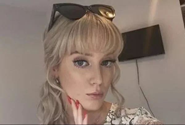 Foto mostra Lucy Younger, uma jovem loira, de franja, com um óculos escuro na cabeça e que teve câncer no cérebro