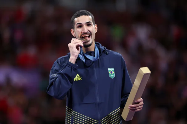 Imagem colorida de Netinho com a medalha de bronze
