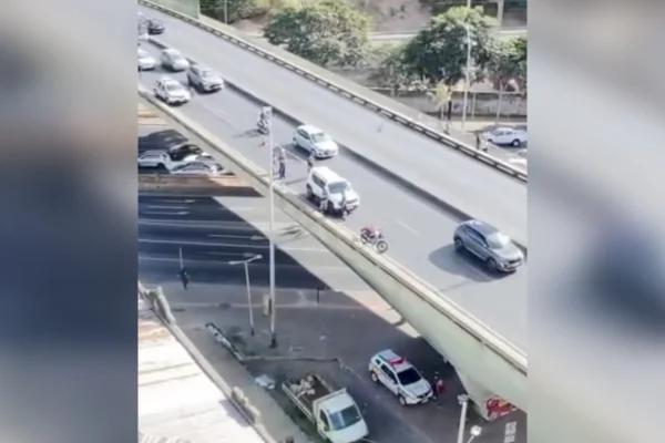 Motociclista morre ao cair de viaduto em BH