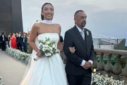 Jeniffer Costa Luna foi levada ao altar pelo pai, Romulo