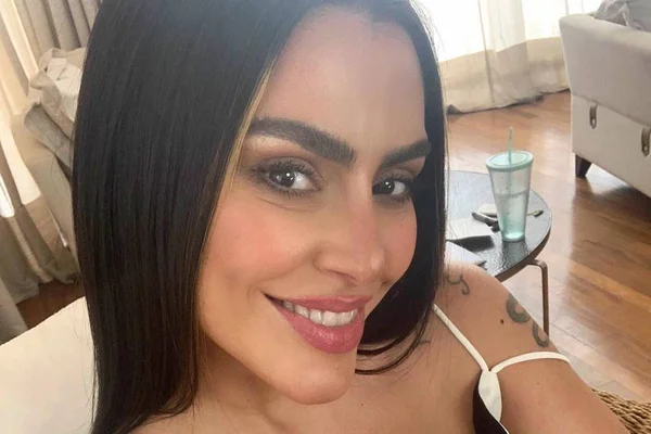 Cleo revela bulimia e fala sobre críticas ao peso: “Não sou uma ilha”
