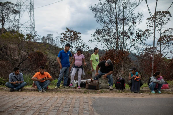 Imagem colorida mostra imigrantes venezuelanos entrando no Brasil - Metrópoles