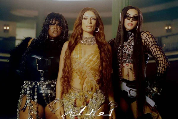 Imagem colorida de Sevdaliza, Pabllo Vittar e Yseult no clipe de Alibi - Metrópoles