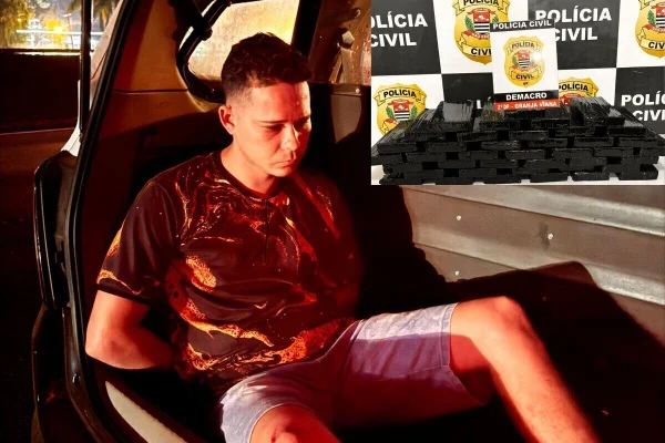 Em foto colorida homem pardo, cabisbaixo, sentado em compartimento traseiro de viatura policial, com mãos algemadas para trás. Na lateral, 40 tijolos de cocaína, embalados com plástico preto, sobre mesa branca. Atrás da carga, logo tipo da Polícia - Metrópoles