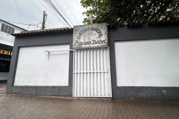 Imagem colorida, Rio: homem pula muro de cemitério, se machuca, e vai parar em hospital - Metrópoles