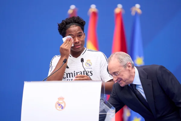 Endrick chorando na apresentação do Real Madrid - Metrópoles