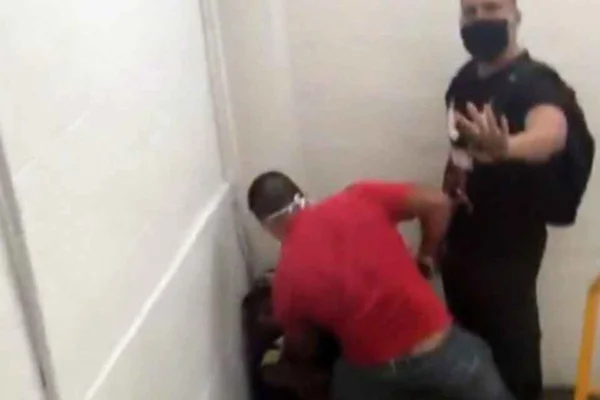 Jovem diz que foi agredido e acusado de roubo ao trocar relógio em shopping