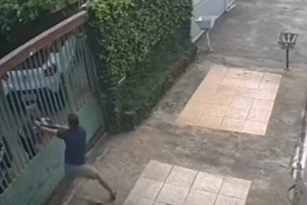 Vídeo: homem em fúria bate rosto de mulher contra portão de casa no DF
