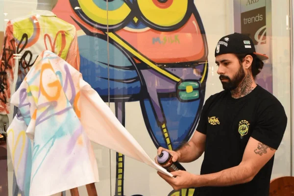 Foto com cor. Rodolfo Caburé customiza camiseta