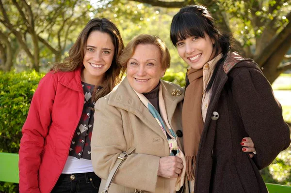 Iná ( Nicete Bruno) e Ana ( Fernanda Vasconcellos) e Manuela ( Marjorie Estiano ) em Porto Alegre