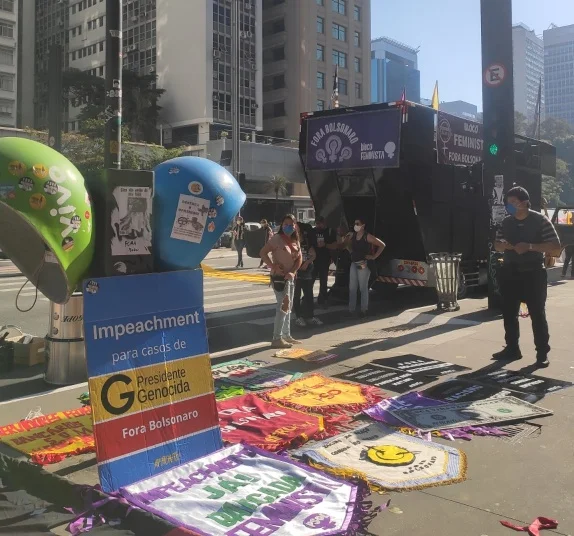 Manifestantes ocupam a avenida Paulista em ato contra Bolsonaro