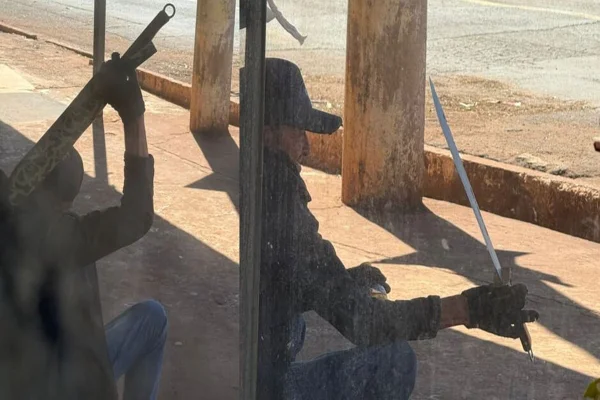 Imagem colorida, homem com espada samurai é preso ao ameaçar pessoas em Campo Grande- Metrópoles