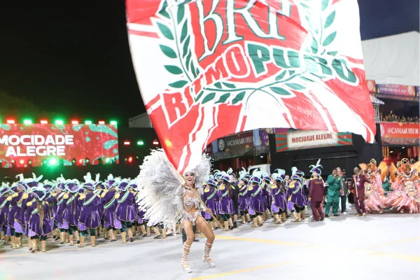 Imagem colorida mostra desfile da Mocidade Alegre - Metrópoles